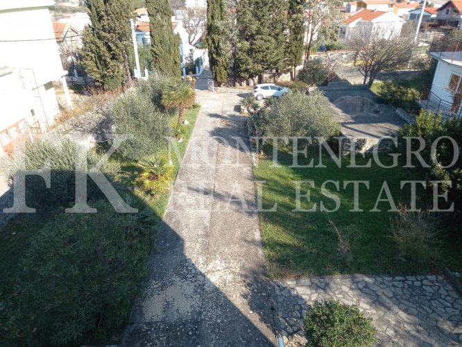 Rare offer! Representative Villa, 200m2, in Dobra Voda, only 550m away from the sea, with a sea view and a huge garden, in Montenegro.