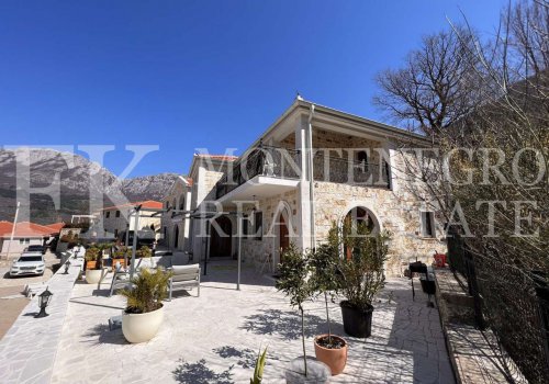 *Каменный дом, 190м2, в Зупци, община Бар, с красивым панорамным видом на горы, в Черногории.