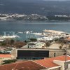 Toller Panoramablick auf das Meer. Schöne Wohnung, 93,67 m2, mit großer Garage, in Budva, Montenegro.