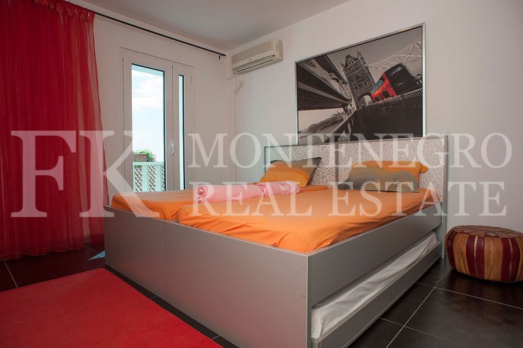 Just 40m from the beach. Apartment, 91m2, in Petrovac, with a sea view and big terrace, in Montenegro.