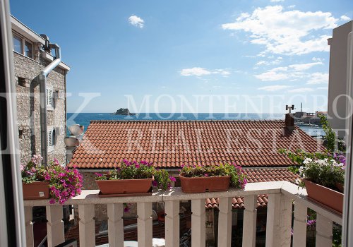 Nur 40m vom Strand entfernt.  Wohnung, 91m2, in Petrovac, mit Meerblick und großer Terrasse, in Montenegro.