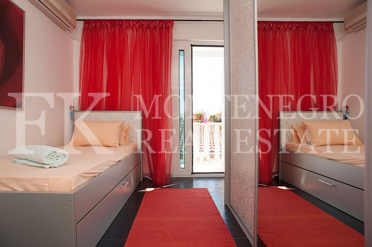 Just 40m from the beach. Apartment, 91m2, in Petrovac, with a sea view and big terrace, in Montenegro.