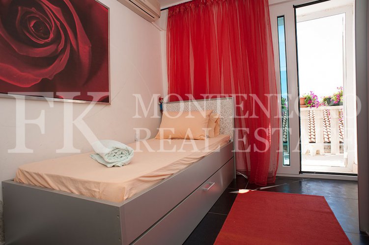 Just 40m from the beach. Apartment, 91m2, in Petrovac, with a sea view and big terrace, in Montenegro.