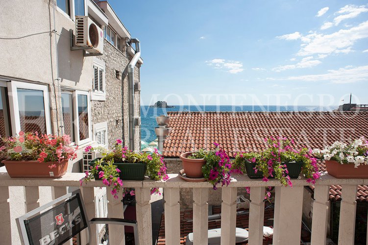 Just 40m from the beach. Apartment, 91m2, in Petrovac, with a sea view and big terrace, in Montenegro.