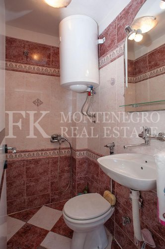 Just 40m from the beach. Apartment, 91m2, in Petrovac, with a sea view and big terrace, in Montenegro.
