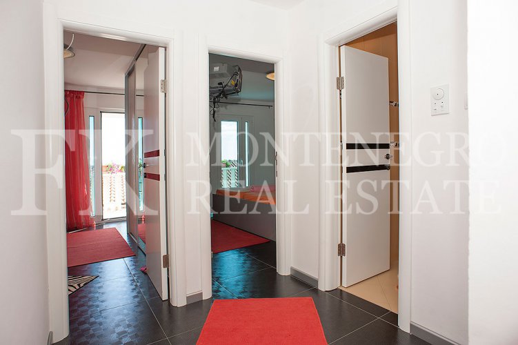 Just 40m from the beach. Apartment, 91m2, in Petrovac, with a sea view and big terrace, in Montenegro.