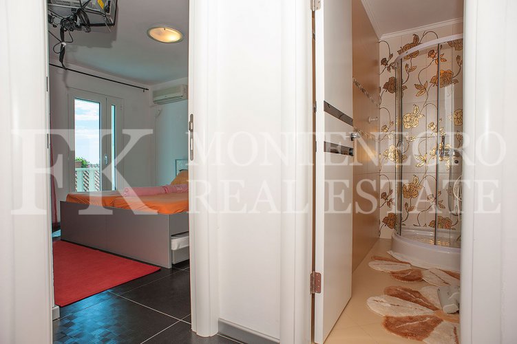 Just 40m from the beach. Apartment, 91m2, in Petrovac, with a sea view and big terrace, in Montenegro.