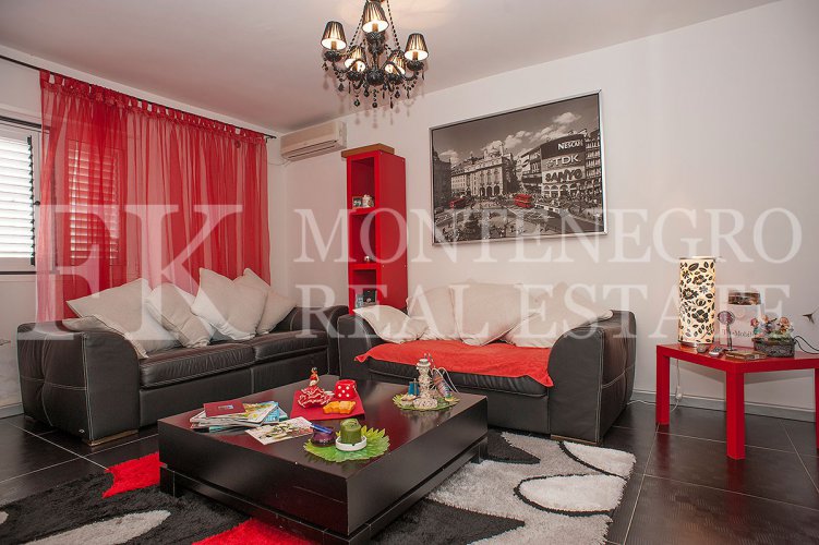 Just 40m from the beach. Apartment, 91m2, in Petrovac, with a sea view and big terrace, in Montenegro.