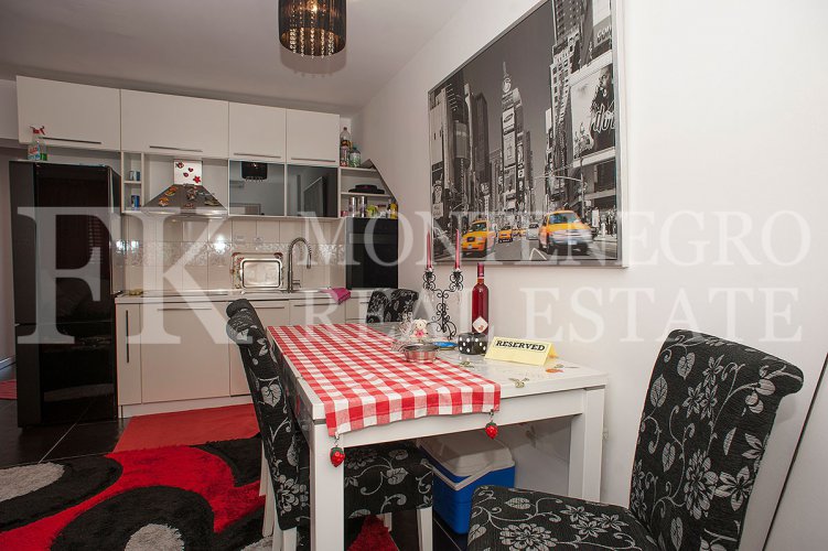 Just 40m from the beach. Apartment, 91m2, in Petrovac, with a sea view and big terrace, in Montenegro.