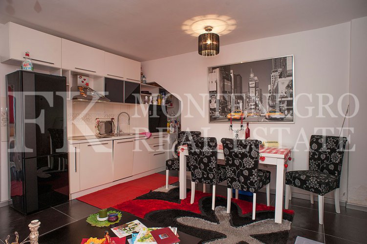 Just 40m from the beach. Apartment, 91m2, in Petrovac, with a sea view and big terrace, in Montenegro.