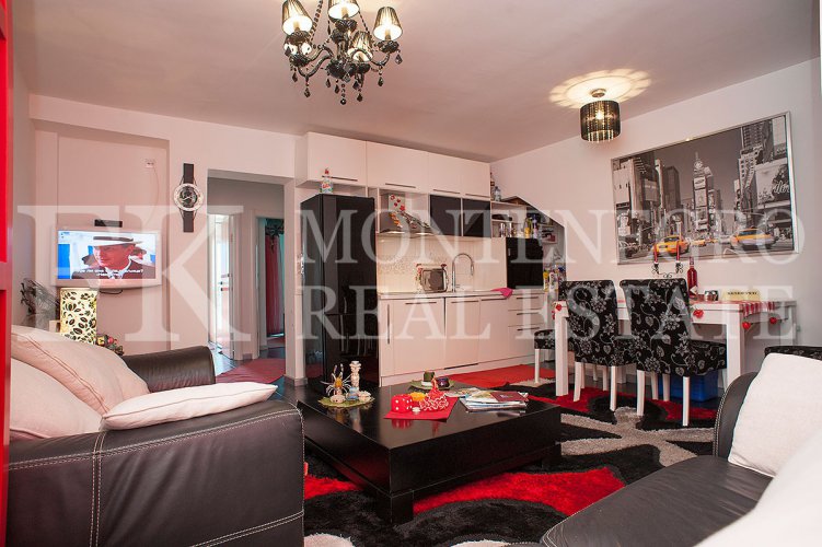 Just 40m from the beach. Apartment, 91m2, in Petrovac, with a sea view and big terrace, in Montenegro.