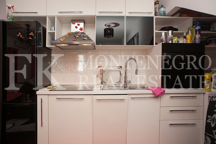 Just 40m from the beach. Apartment, 91m2, in Petrovac, with a sea view and big terrace, in Montenegro.