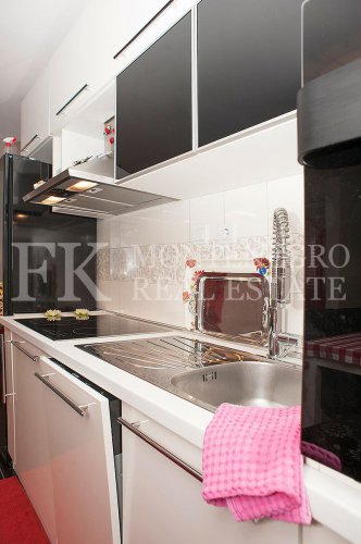 Just 40m from the beach. Apartment, 91m2, in Petrovac, with a sea view and big terrace, in Montenegro.