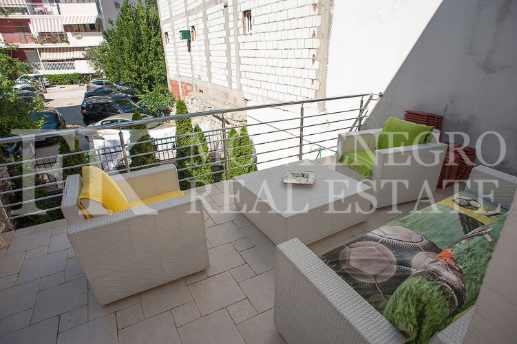 Just 40m from the beach. Apartment, 91m2, in Petrovac, with a sea view and big terrace, in Montenegro.