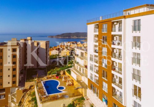 *Ausgezeichnete Wohnung in Budva - Becici, 51m2 + 57m2 Dachterrasse mit Jacuzzi und Panoramablick auf das Meer, in Montenegro.