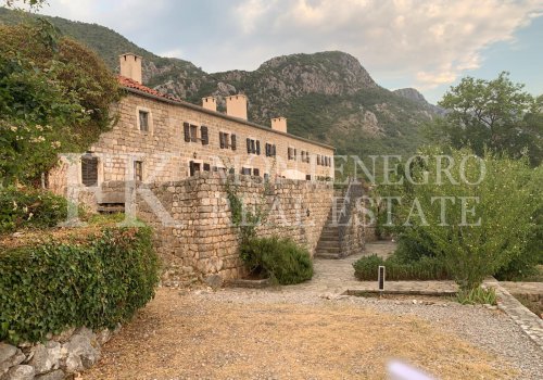Oтреставрированный каменный таунхаус 17 века, 173 м2, в Будве-Челобрдо, с видом на море и садом, в Черногории.