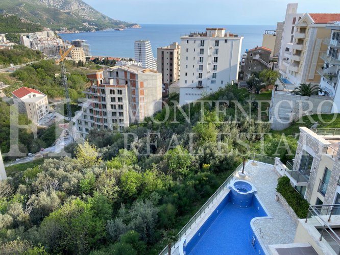 *Great two-bedroom apartment in Budva-Becici, 131m2, overlooking the sea, in Montenegro.