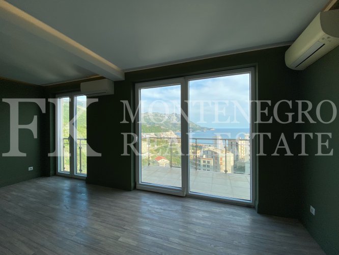 *Great two-bedroom apartment in Budva-Becici, 131m2, overlooking the sea, in Montenegro.