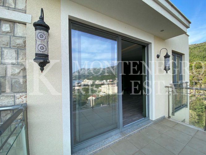 *Great two-bedroom apartment in Budva-Becici, 131m2, overlooking the sea, in Montenegro.