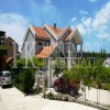 Dobra cijena! Sunčana kuća, 234,37 m2, u mirnom naselju iznad Budve, sa baštom, garažom i lijepim pogledom na dolinu, u Crnoj Gori.