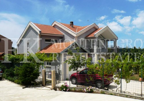 Хорошая цена! Солнечный дом, 234,37 м2, в тихом районе над Будвой, с садом, гаражом и прекрасным видом на долину, в Черногории.