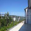 Guter Preis! Sonniges Haus, 234,37 m2, in ruhiger Lage oberhalb von Budva, mit Garten, Garage und schöner Aussicht auf ein Tal, in Montenegro.