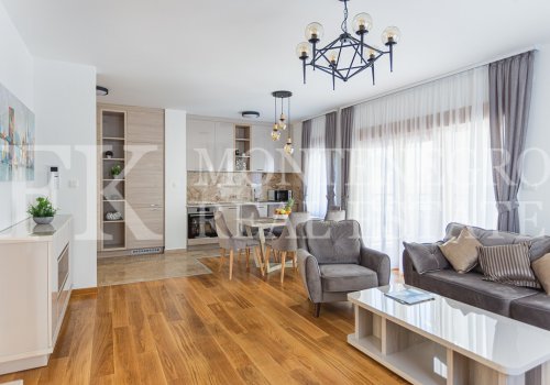 Ausgezeichnete Wohnung mit einem Schlafzimmer in Budva - Przno, 74 m2, mit eigenem Parkplatz, nur 4 Gehminuten vom Strand entfernt, in Montenegro.