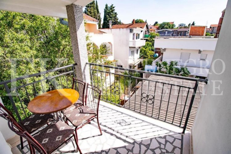 *Guest house, 340m2, in Dobra Voda, with 7 apartments and sea view, in Montenegro.