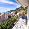 *Gostinjska kuća, 340m2, u Dobroj Vodi, sa 7 apartmana i pogledom na more, u Crnoj Gori.