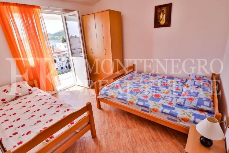*Guest house, 340m2, in Dobra Voda, with 7 apartments and sea view, in Montenegro.