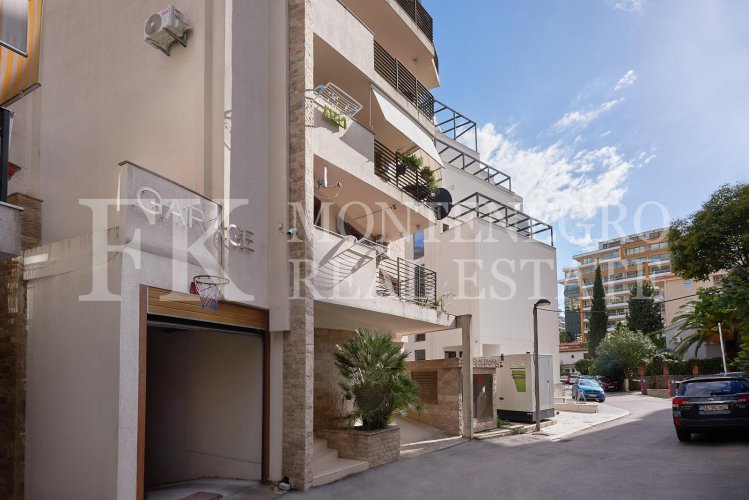 Excellent furnished apartment in the center of Budva, 116m2, with underground parking, in close proximity to the sea, in Montenegro.
