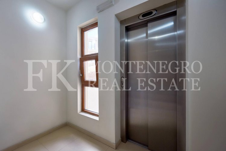 Excellent furnished apartment in the center of Budva, 116m2, with underground parking, in close proximity to the sea, in Montenegro.