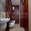 Отличная меблированная квартира в центре Будвы, 116м2, c подземным паркингом, в непосредственной близости от моря, в Черногории.