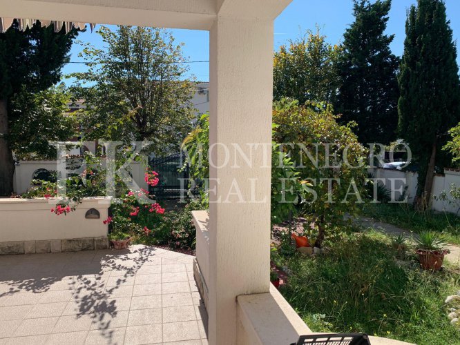 Guesthouse or multi-generational house, 486m2, in Sutomore, in one of the best streets for renting out.