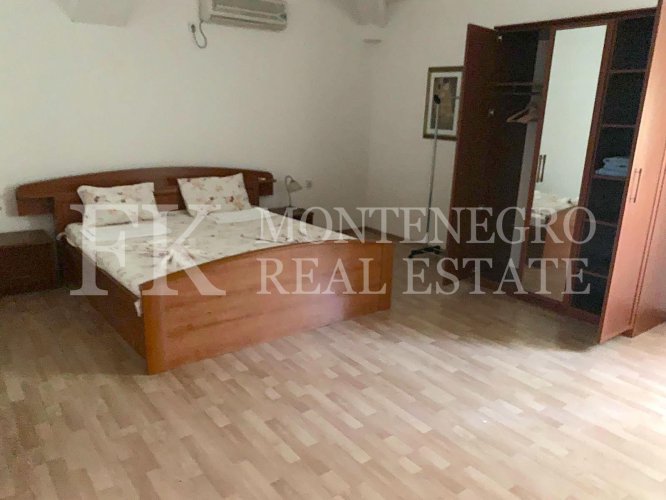 Guesthouse or multi-generational house, 486m2, in Sutomore, in one of the best streets for renting out.