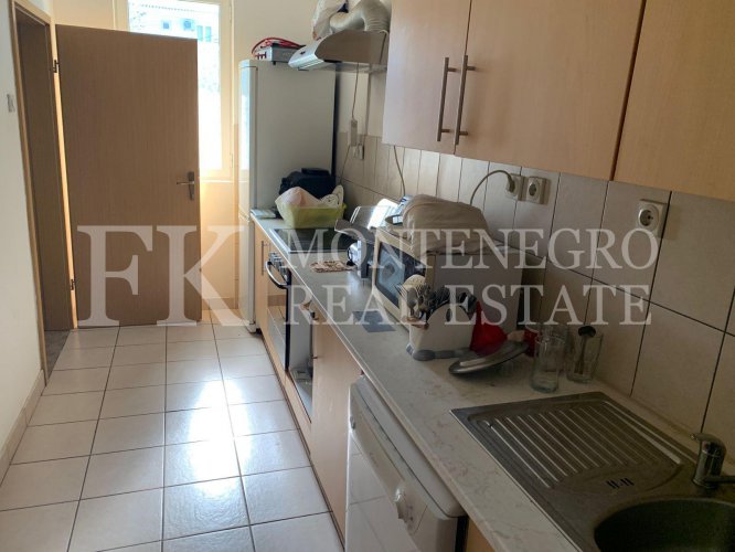 Guesthouse or multi-generational house, 486m2, in Sutomore, in one of the best streets for renting out.