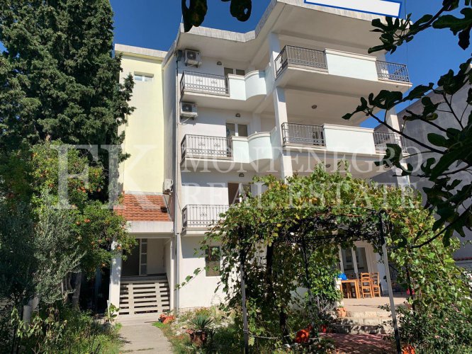 Guesthouse or multi-generational house, 486m2, in Sutomore, in one of the best streets for renting out.