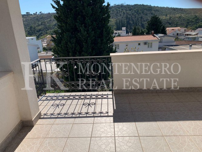 Guesthouse or multi-generational house, 486m2, in Sutomore, in one of the best streets for renting out.