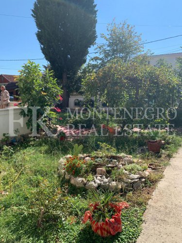 Guesthouse or multi-generational house, 486m2, in Sutomore, in one of the best streets for renting out.