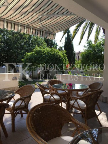 Guesthouse or multi-generational house, 486m2, in Sutomore, in one of the best streets for renting out.