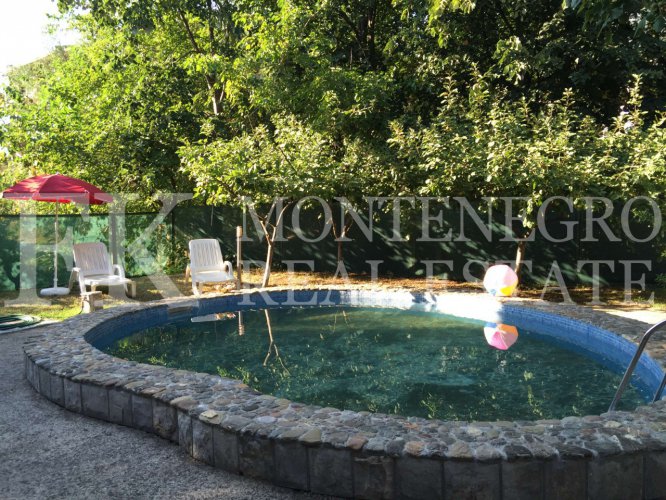 Guesthouse or multi-generational house, 486m2, in Sutomore, in one of the best streets for renting out.