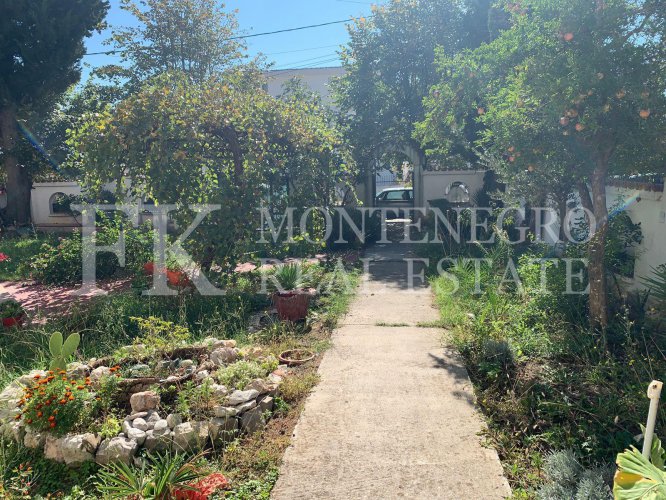 Guesthouse or multi-generational house, 486m2, in Sutomore, in one of the best streets for renting out.