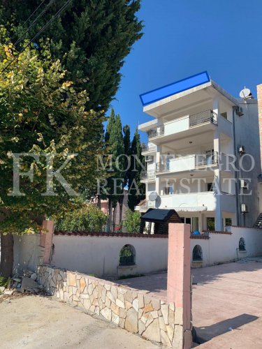 Guesthouse or multi-generational house, 486m2, in Sutomore, in one of the best streets for renting out.