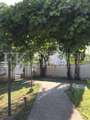 Guesthouse or multi-generational house, 486m2, in Sutomore, in one of the best streets for renting out.