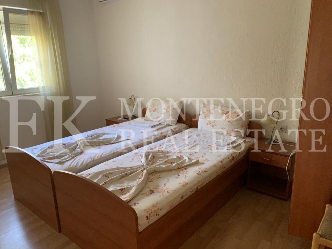 Guesthouse or multi-generational house, 486m2, in Sutomore, in one of the best streets for renting out.