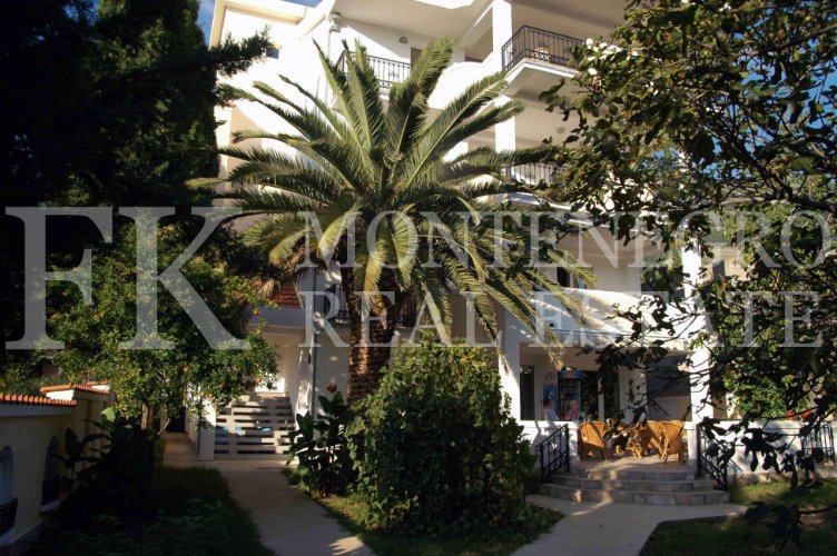 Guesthouse or multi-generational house, 486m2, in Sutomore, in one of the best streets for renting out.