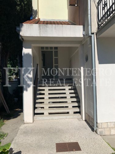 Guesthouse or multi-generational house, 486m2, in Sutomore, in one of the best streets for renting out.