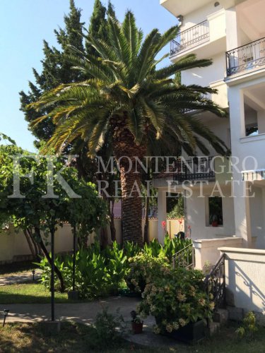 Guesthouse or multi-generational house, 486m2, in Sutomore, in one of the best streets for renting out.