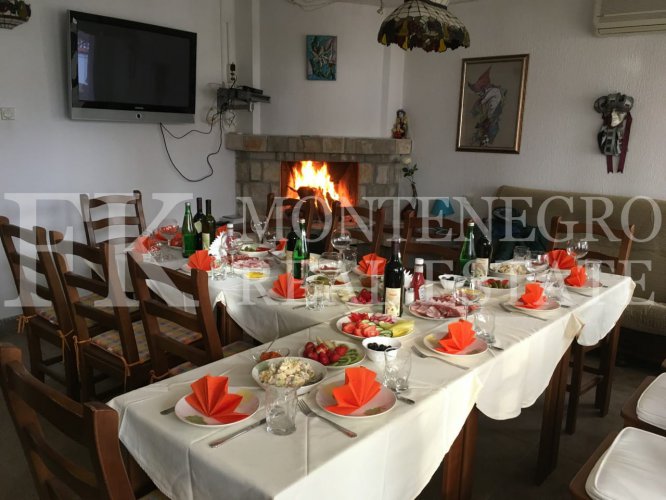 Guesthouse or multi-generational house, 486m2, in Sutomore, in one of the best streets for renting out.