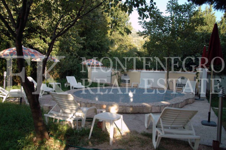 Guesthouse or multi-generational house, 486m2, in Sutomore, in one of the best streets for renting out.